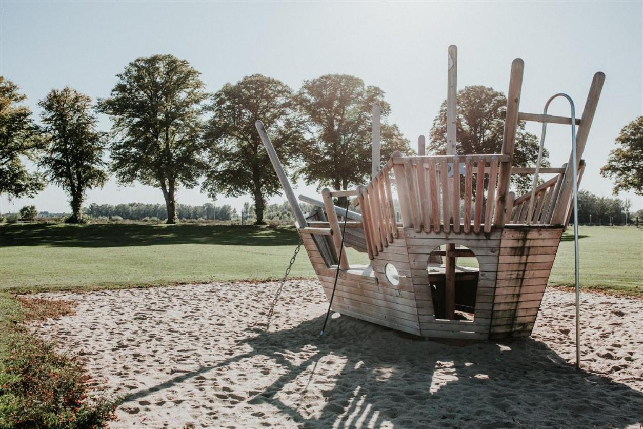Recreatiepark Jachthaven De Veerstal Lathum - Luxe Chalet 외부 사진