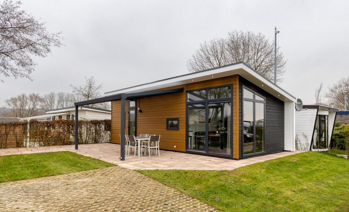Recreatiepark Jachthaven De Veerstal Lathum - Luxe Chalet 외부 사진